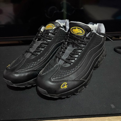 Nike sneakers new black with yellow details size 43