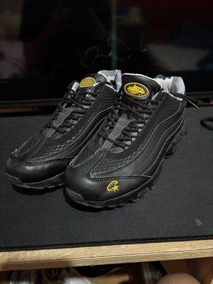 Nike sneakers new black with yellow details size 43