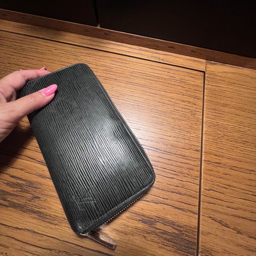 Louis Vuitton zippy leather wallet used, black with multiple card slots
