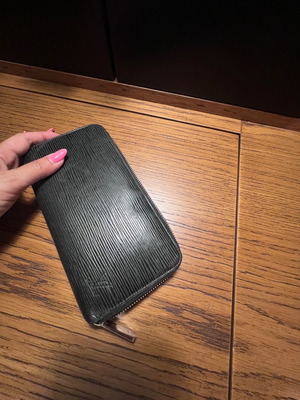 Louis Vuitton zippy leather wallet used, black with multiple card slots