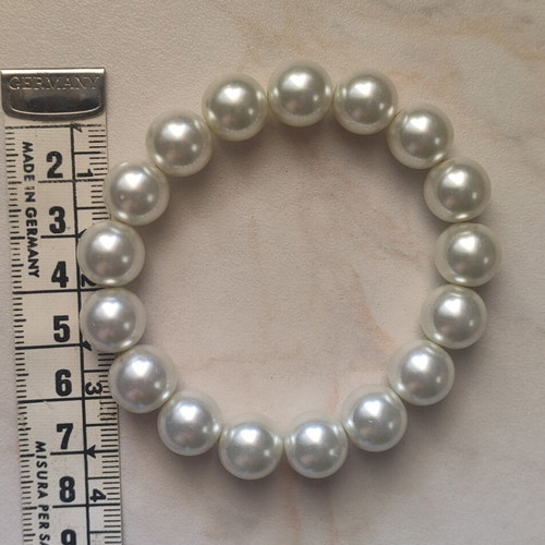 Elastic bracelet with large white pearls like new
