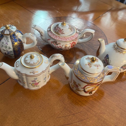 Porcelain miniature collectible teapots like new, set of 5