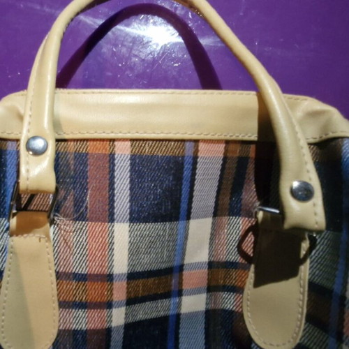 Checked Handbag like new, beige shade