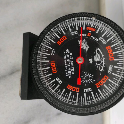 Vintage altimeter-barometer like new