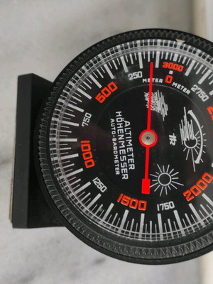 Vintage altimeter-barometer like new