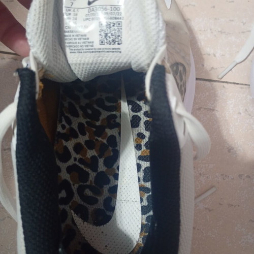 Nike Air Zoom Winflo 8 woman refurbished running shoes size 38 white