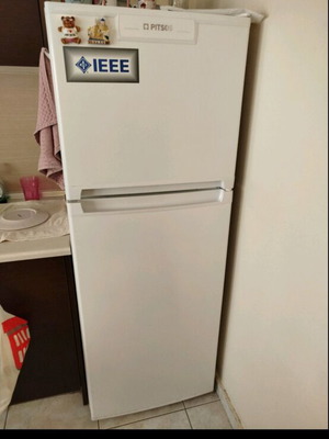 Pitsos refrigerator freezer like new, No frost