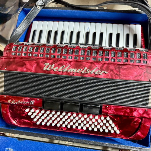 Weltmeister Meteor N Accordion like new with hard case