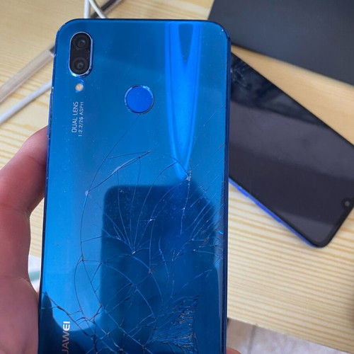 Huawei P20 Lite 64GB σαν καινούργιο, σπασμένη οθόνη για ανταλλακτικά