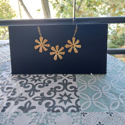 Steel necklace with gold daisies like new