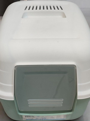 Closed cat litter box new with lid and odor filter