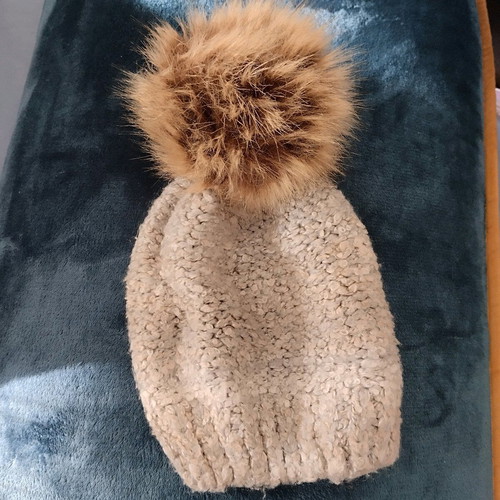 Knitted hat with removable pompom like new