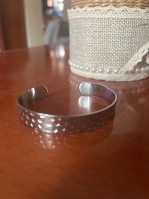 Steel bracelet like new, adjustable, silver color