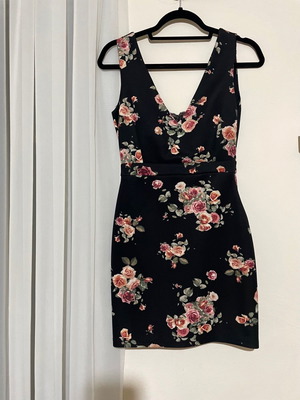 Dress used S-M, black floral in excellent condition
