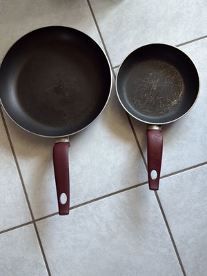 Σετ 2 μεταχειρισμένων τηγανιών 22cm και 30cm