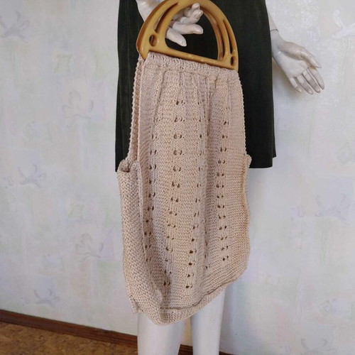 Woven market bag like new with plastic handles beige