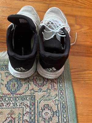 Αθλητικά παπούτσια Adidas μεταχειρισμένα, νούμερο 42.5, άσπρα