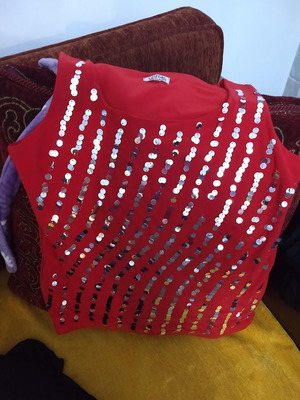 Μπλουζάκι αμάνικο κόκκινο με πούλιες σαν καινούργιο, μέγεθος Large