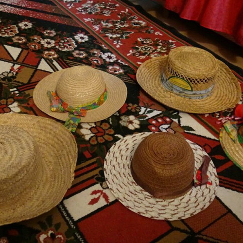 Straw hats like new, pack of 5 different sizes