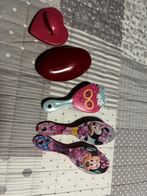 Children's hairbrushes used, assorted