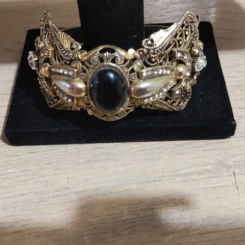 Bracelet unique like new, gold-colored