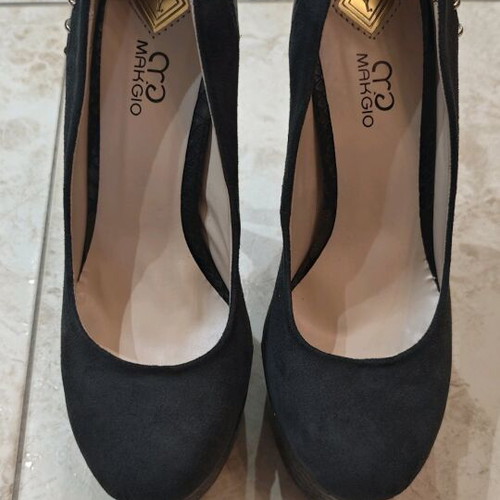 Makgio pumps like new, black with studs and high heel size 38