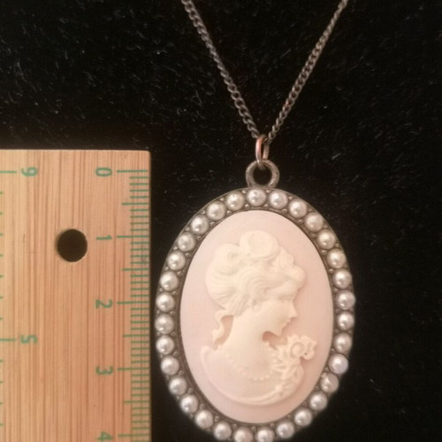 Cameo Vintage Faux Bijoux Pendant Necklace like new