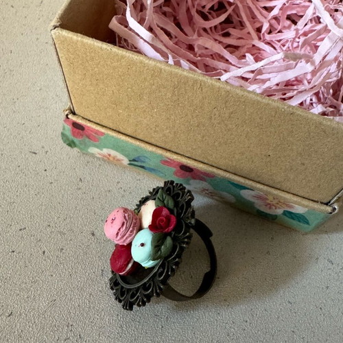 Bronze ring with small macarons like new