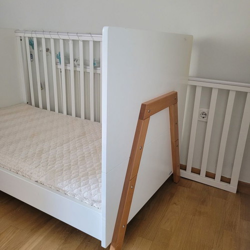 Casababy Oslo convertible baby cot with Greco Strom mattress like new
