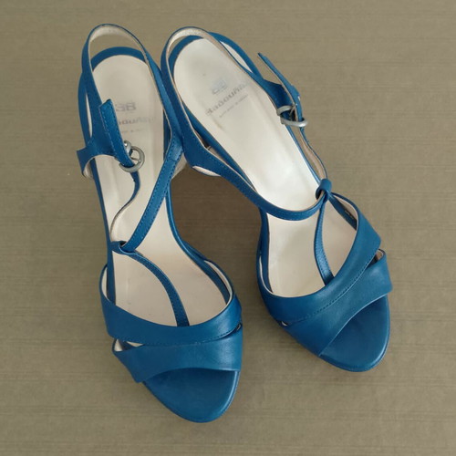 Vavoulas blue leather sandals like new, size 39, high heels
