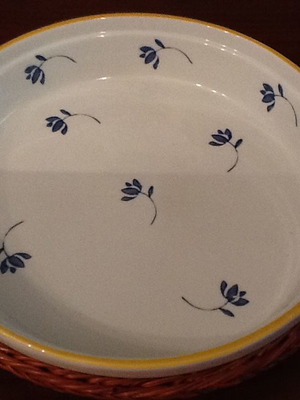 Porcelain serving platter with wicker base new, diameter 30cm