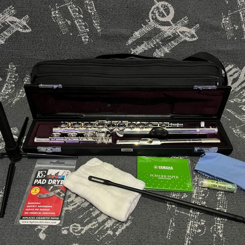 Yamaha YFL-372H flute like new with accessories