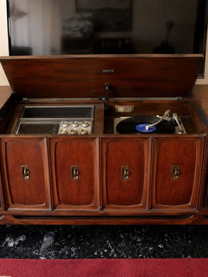Zenith Vintage Mid-Century Stereo Console with Built-in Turntable like new