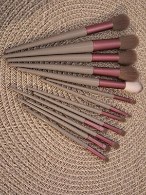 Makeup brushes new set of 13 in elegant case with soft bristles
