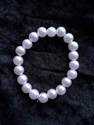 Pearl bracelet like new, acrylic pearls in cool white