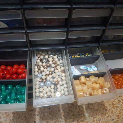 Plastic organizer drawer with 33 compartments and large bead stock, like new