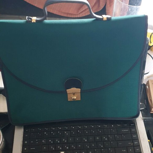 AmiiEt Retro Green Briefcase like new without lock