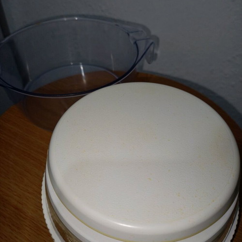 Soehnle kitchen scale used with bowl and embossed measurement lines
