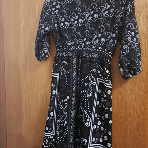 Midi dress with 3/4 sleeves and V neckline, paisley and floral pattern, size Medium, XOYE Basic