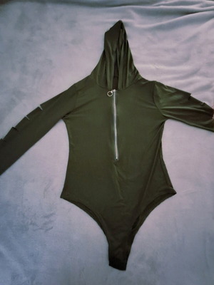 Bodysuit green with hood and zipper, like new
