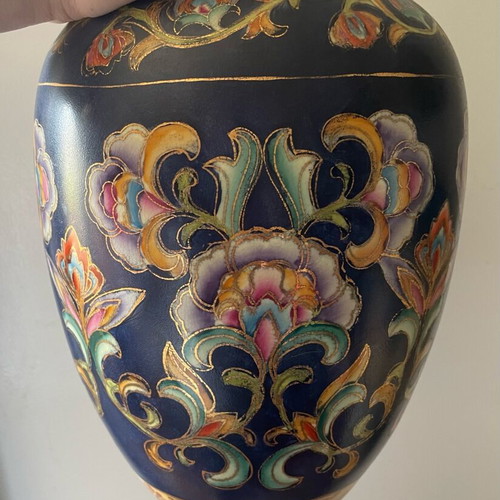 Satsuma vase large, like new, porcelain with colorful designs