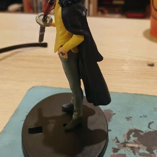 One Piece Trafalgar D Law figure like new, 17 cm with base