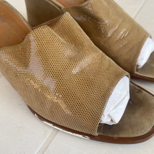 Mule shoes used beige with gold details, comfortable heel