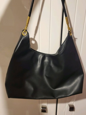 Τσάντα ώμου γυναικεία μαύρη σε δερματίνη σαν καινούργιο