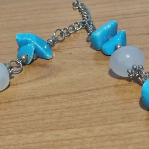 Necklace with turquoise stones like new, white chalcedony and metallic details