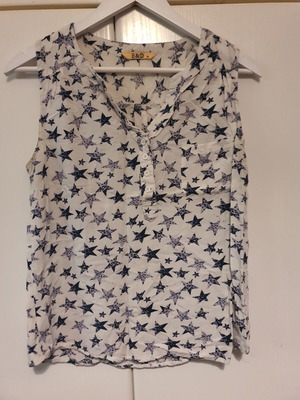 Top white sleeveless with pattern, like new, buttons front
