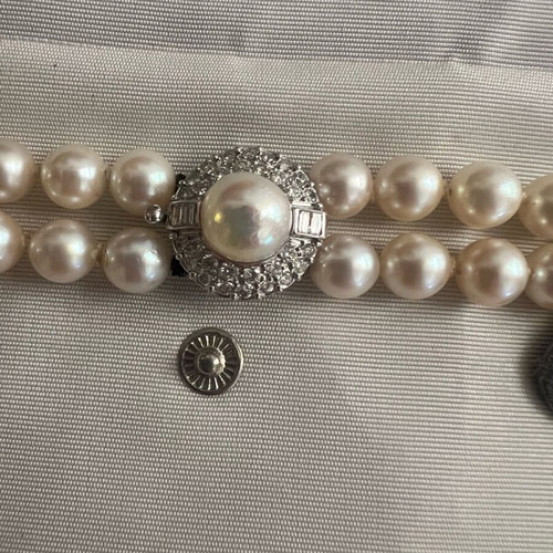 Women's pearl necklace with South Sea pearls and diamond clasp like new