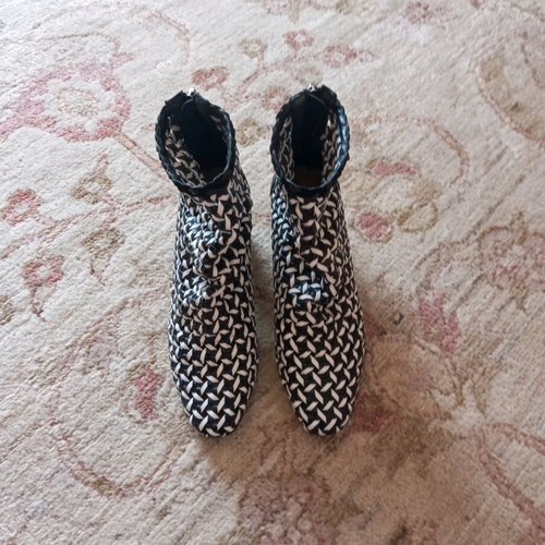 Zara ankle boots used black and white knit with zipper size 37