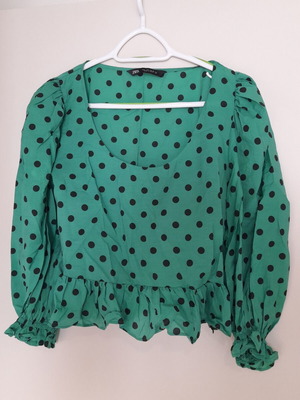 Zara polka dot blouse with balloon sleeves and open neckline used, size Large