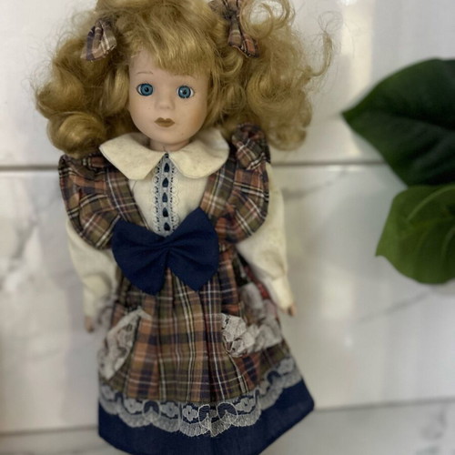 Porcelain doll Germany like new from Leonardo collection